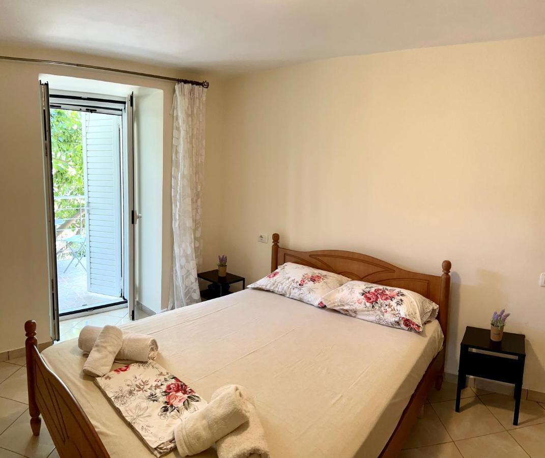 Lucas Apartments Himare Exterior photo