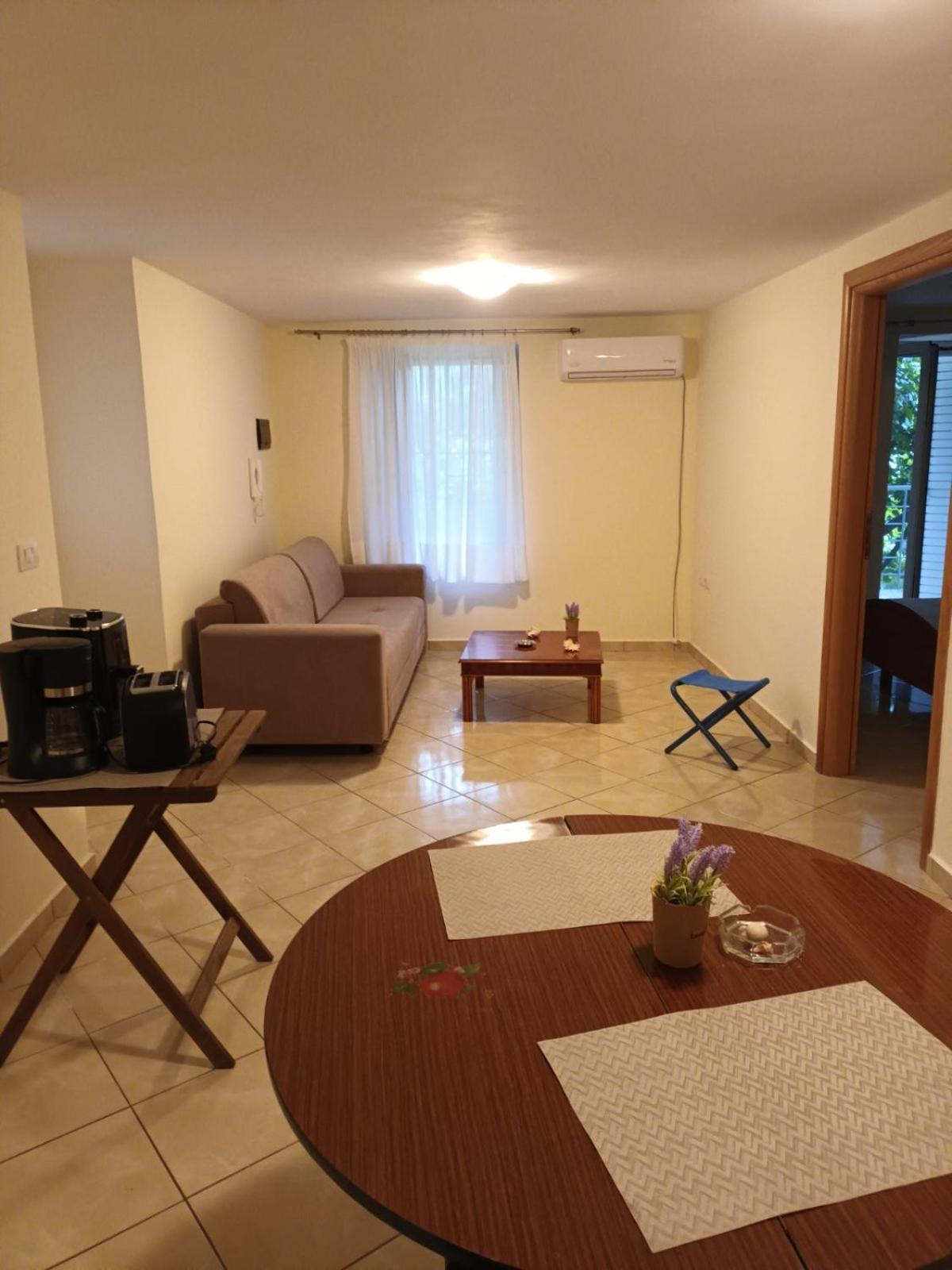 Lucas Apartments Himare Exterior photo